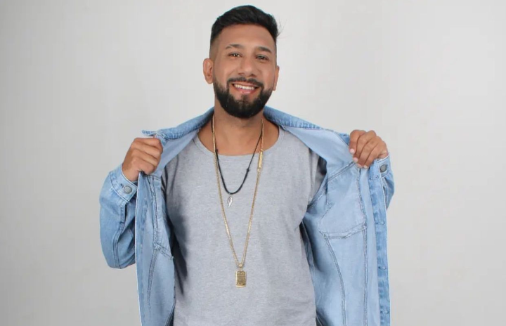 Conheça a trajetória de sucesso do cantor e ator JB