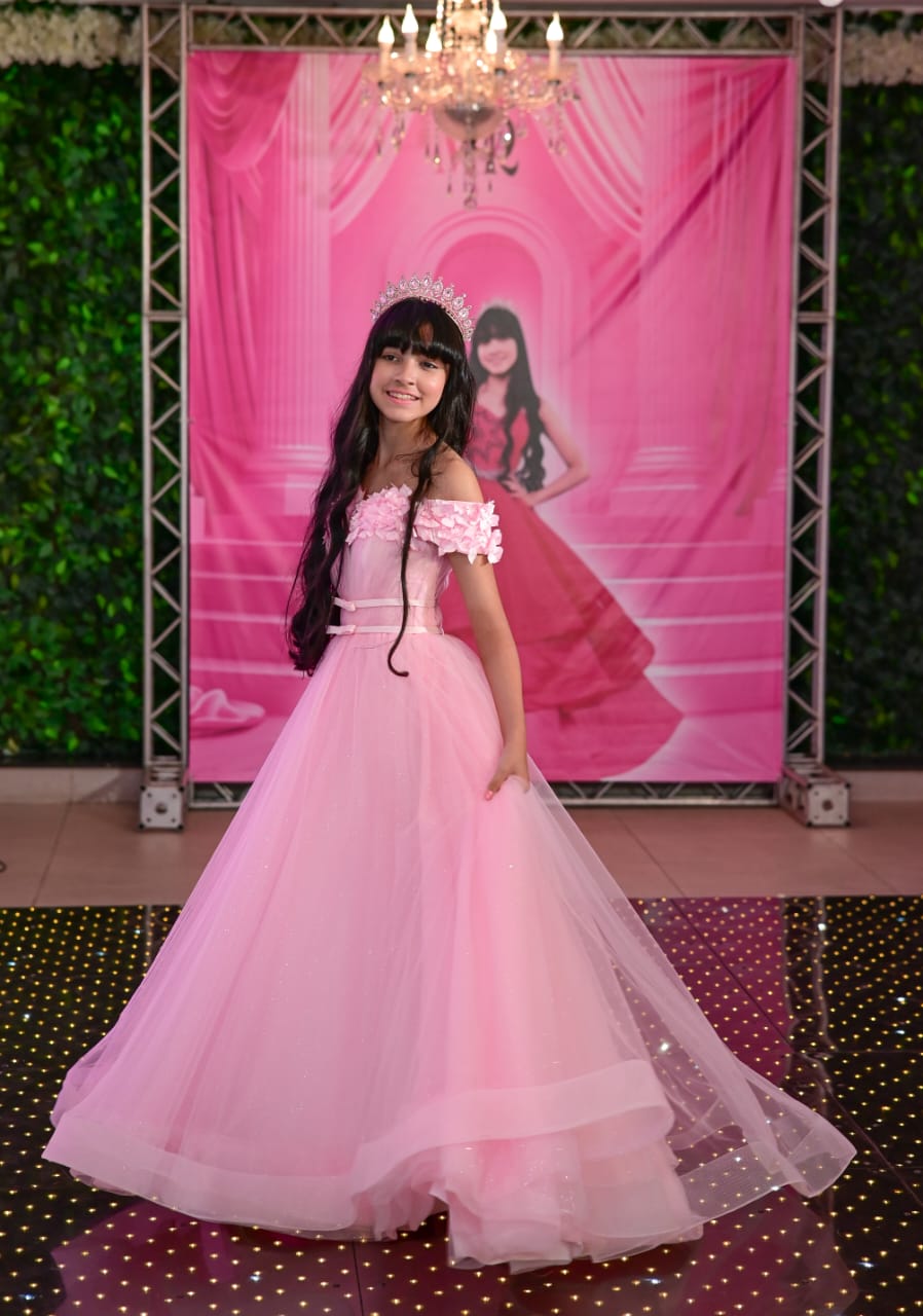 Em festa luxuosa de 15 Anos, Marcela Rosa troca de look três vezes