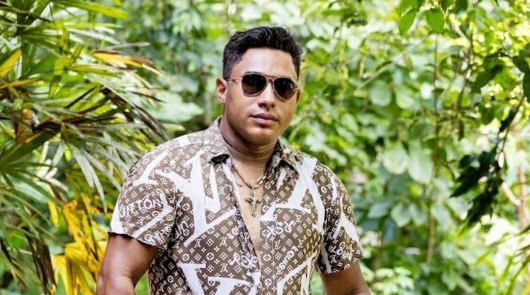 Conheça a trajetória de sucesso do cantor Elton Santos