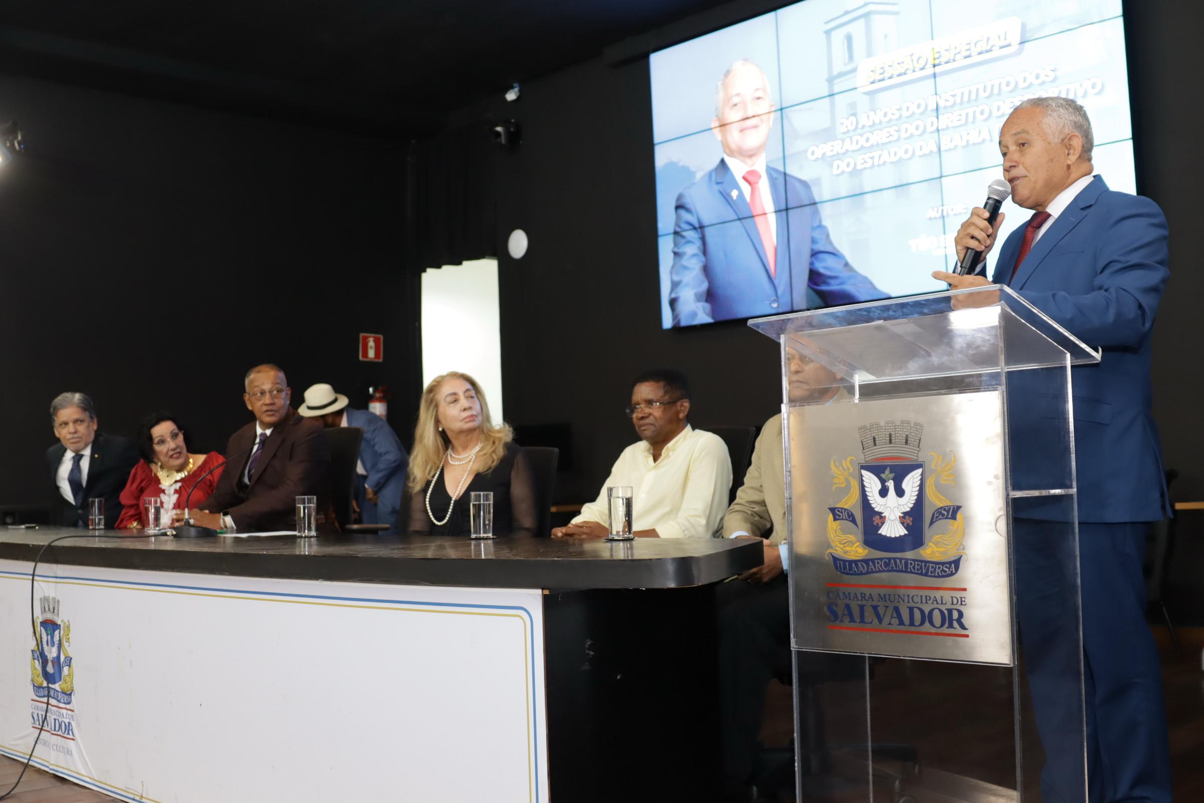 Téo Senna celebra 20 anos do Ioddeb com sessão especial na Câmara Municipal