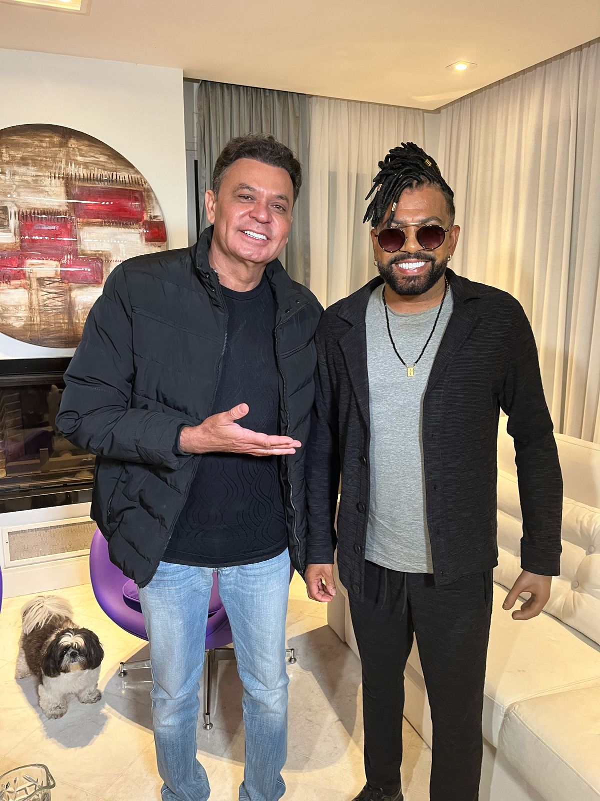 Frank Aguiar convida Silvanno Salles para gravar em sua casa, em São Paulo