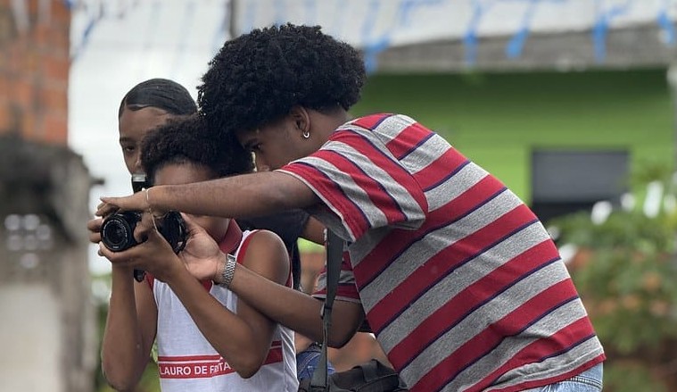Fotografando Memórias: Estudantes do Barro Duro Revelam a História Viva do Bairro em Oficina Lúdica e Transformadora