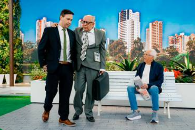 Viny Vieira interpreta deputado no quadro de João Plenário do “A Praça É Nossa”