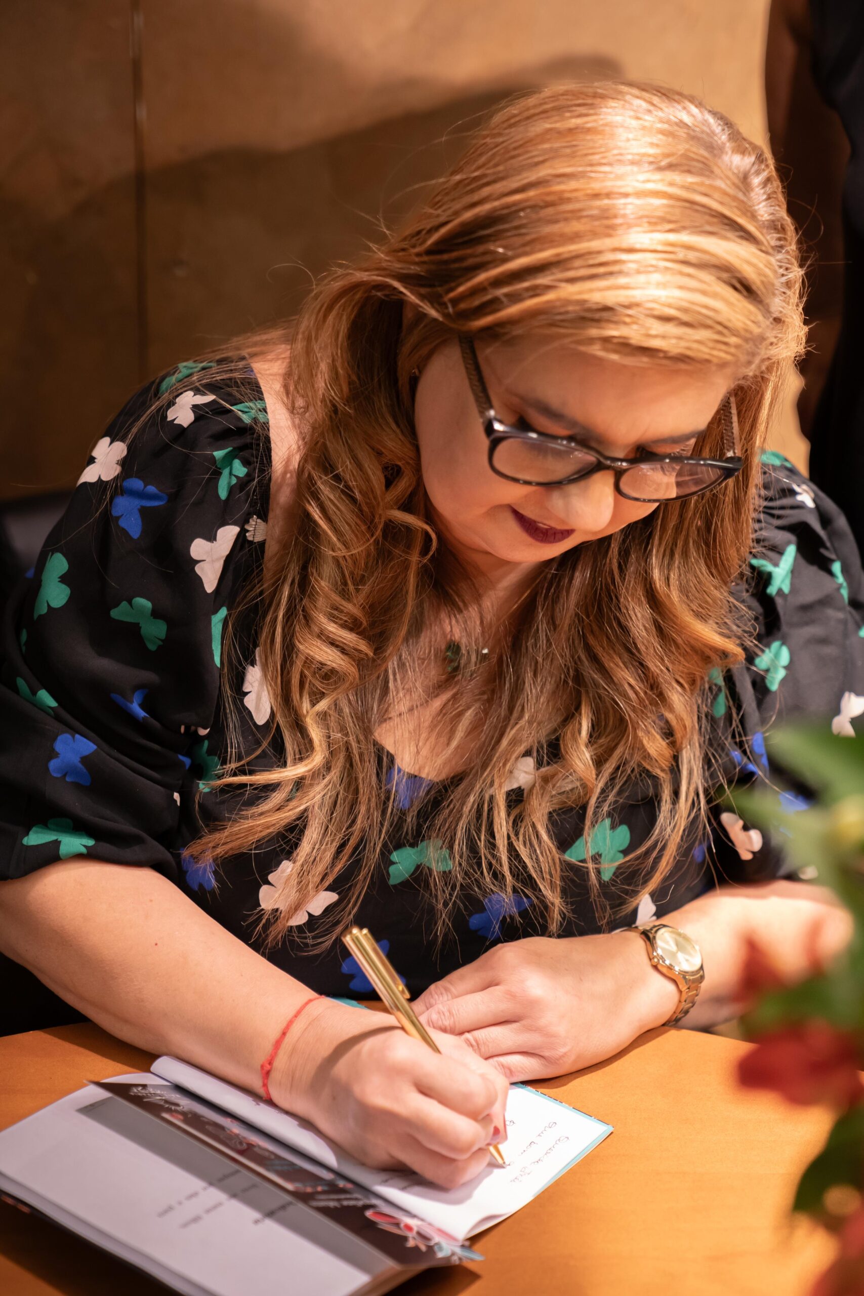 Jornalista e escritora baiana Jaqueline Adans realizará sessão de autógrafo do seu primeiro livro Ficção, Delírios e Suspiros na Flipelô 2025 pelo Movimento Ocupa Literário