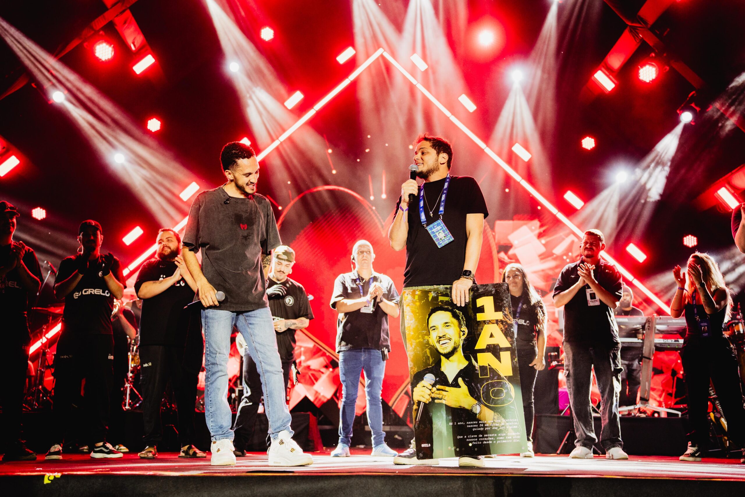 Grelo recebe homenagem surpresa de equipe, celebrando 1 ano de carreira como cantor