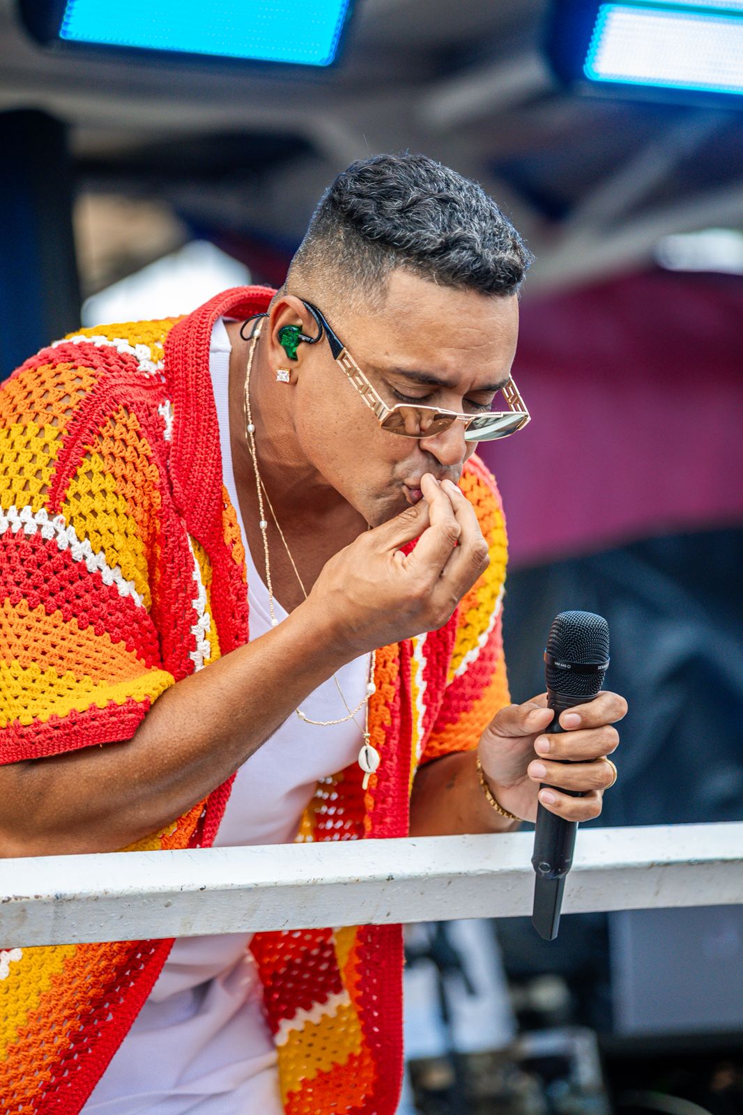 Xanddy arrasta multidão com show surpresa e gratuito na orla de Salvador