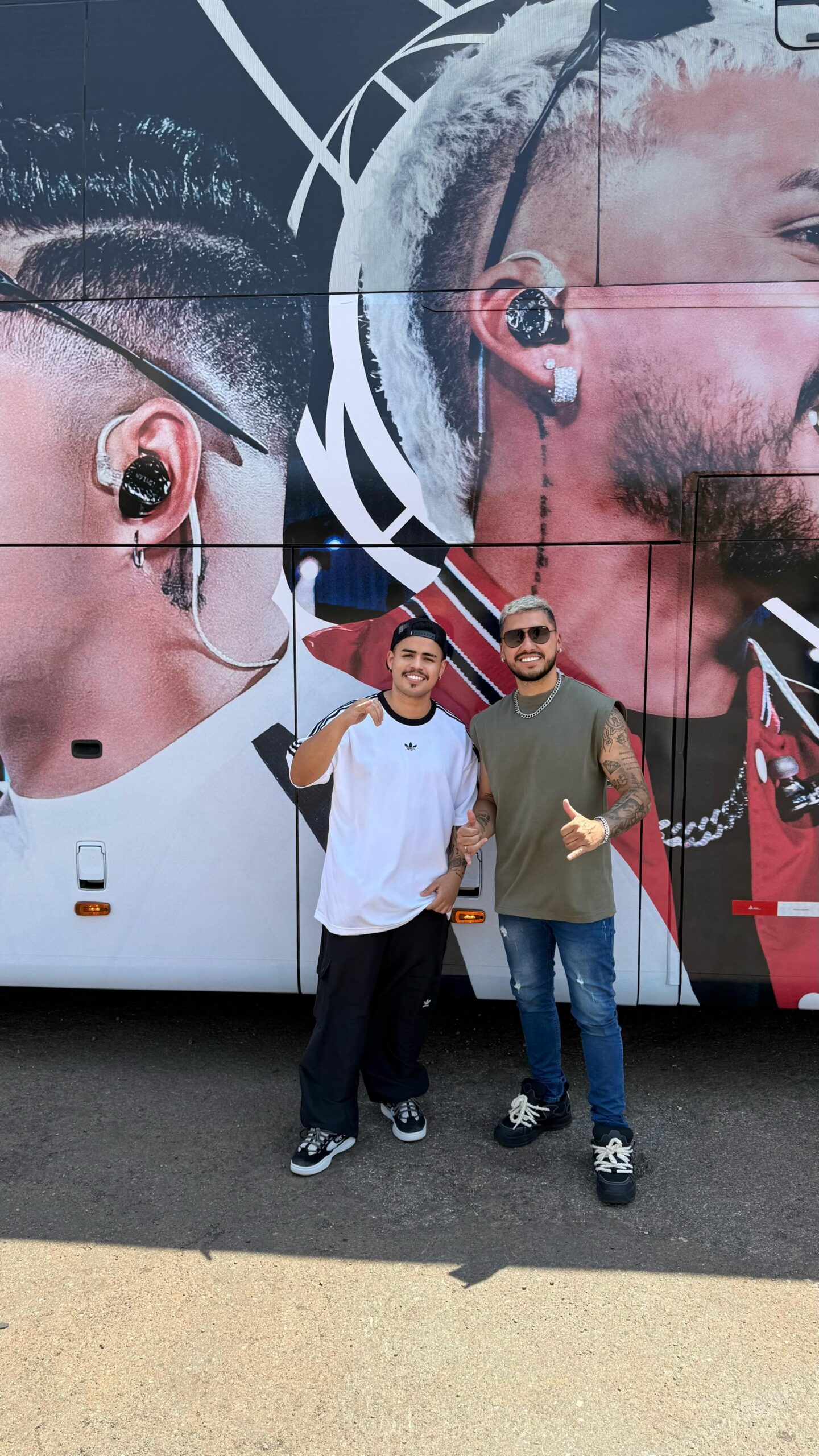 Mais uma conquista! Rafa & Junior ganham primeiro ônibus  da carreira
