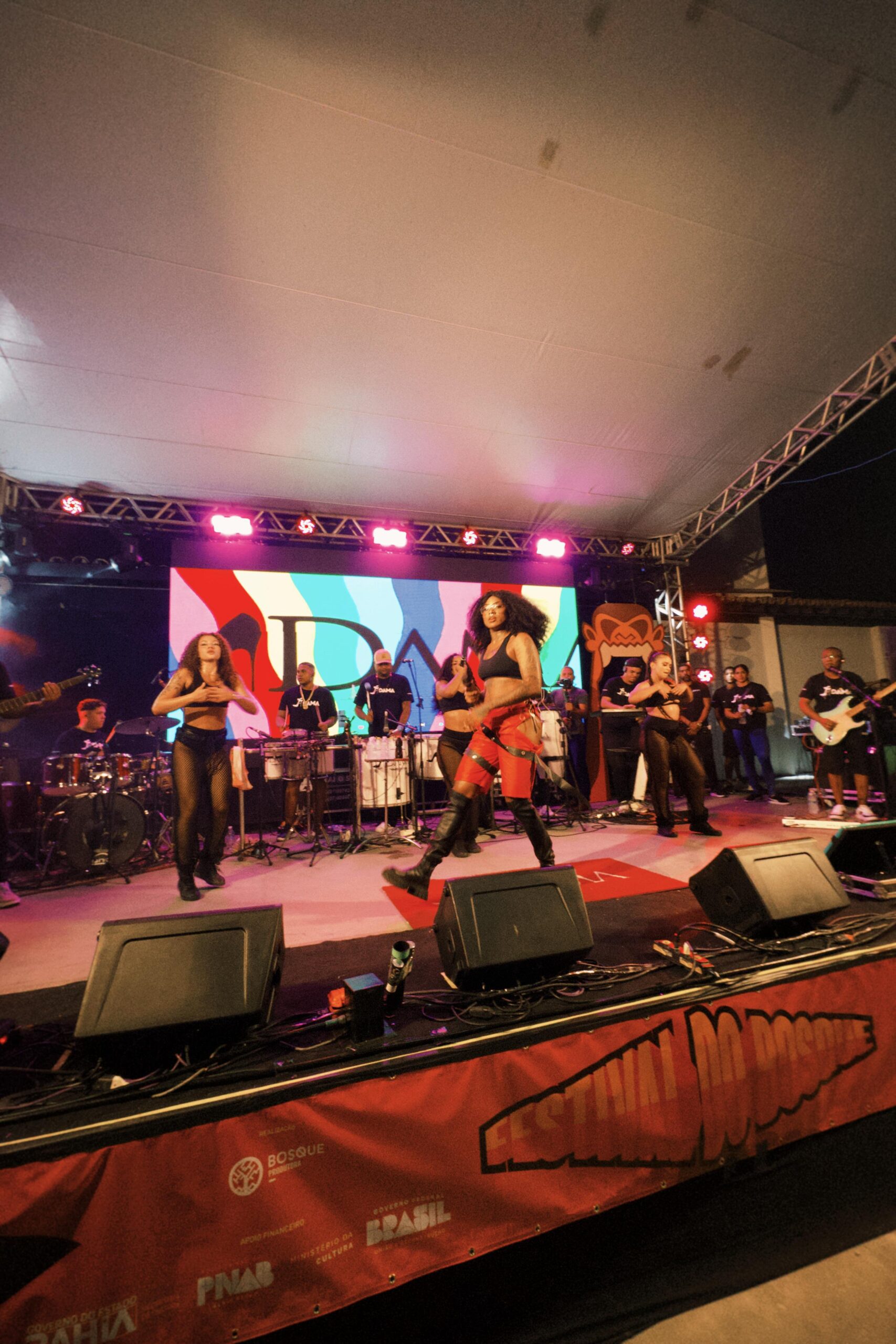 A Dama agita o Festival do Bosque, em Juazeiro, e faz spoiler de novo projeto