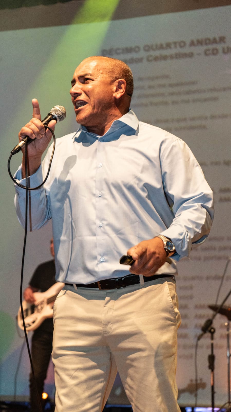 Conheça a trajetória fonográfica de sucesso do cantor Salvador Celestino