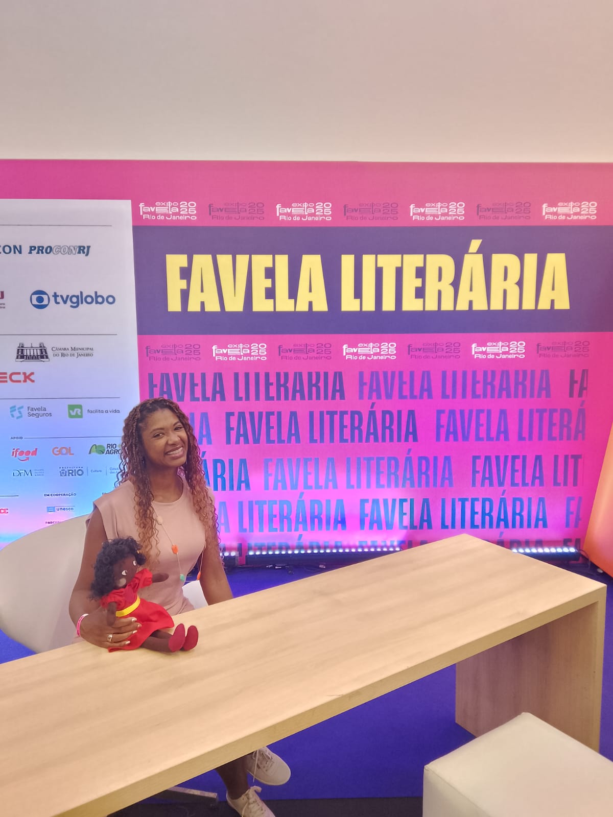 Aline Lourenço fez o relançamento de seu livro “Os cabelos de Gabrieli” na Expofavela 2025