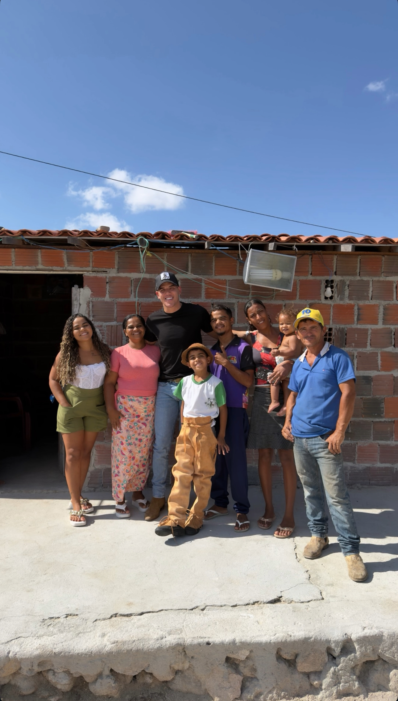 Zé Vaqueiro surpreende “vaqueirinho” em escola da zona rural de Juazeiro, na Bahia