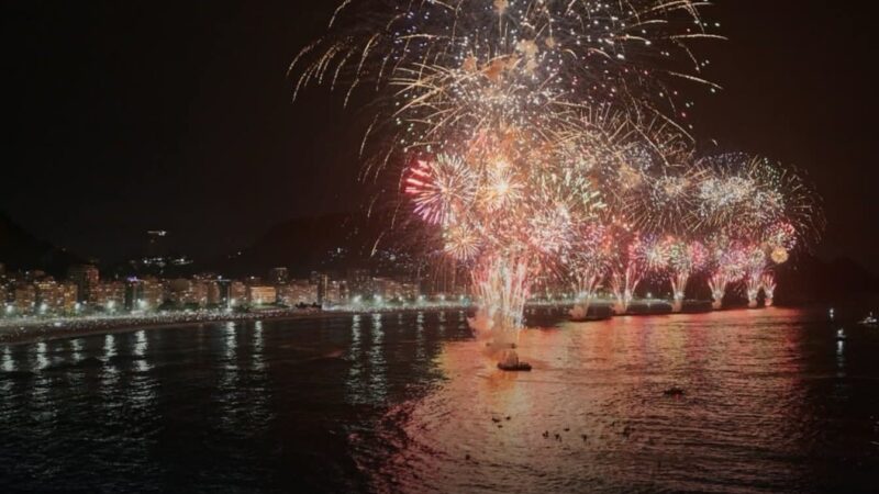 CORPO DE BOMBEIROS DO RIO USA DRONES COM ALTO-FALANTES PARA ALERTAR BANHISTAS NO RÉVEILLON