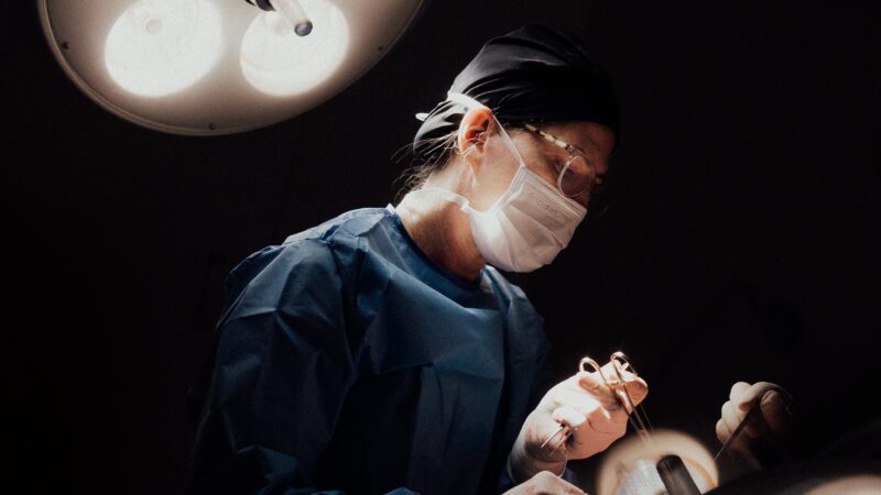 Cirurgias plásticas faciais rejuvenescem e elevam autoestima de pacientes