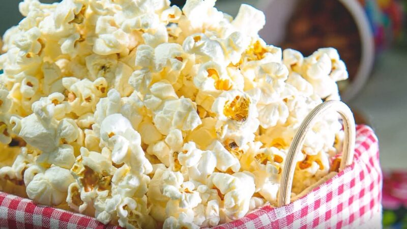 Muita gente associa a pipoca apenas ao cinema, mas ela pode ser um alimento surpreendentemente saudável