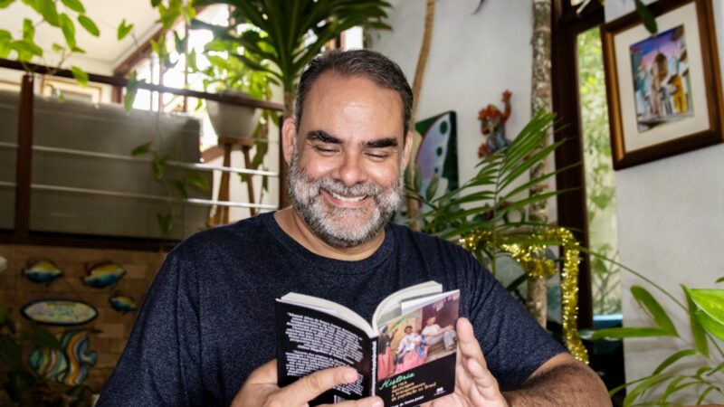 Professor Manuel Sousa realiza sessão de autógrafos do Dicionário Racial II na Feira Afro Samba em Salvador, neste sábado 31