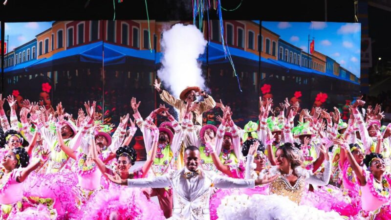 Em plena folia, a quadrilha junina Luar do Recôncavo traz o clima junino, terça-feira, no Circuito Dodô