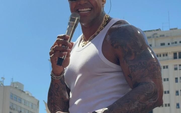 Léo Santana arrasta multidão na manhã deste sábado (31) no bloco da Gold/Vem Com o Gigante