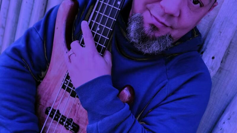 LUCIANO VASCONCELOS DO BAIXO À PRODUÇÃO MUSICAL, UMA TRAJETÓRIA GLOBAL QUE CONECTA CULTURAS