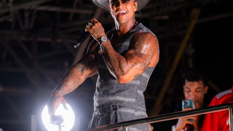 Léo Santana arrasta multidão na abertura oficial do seu Carnaval no Pipoco