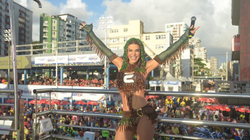 Babado Novo arrasta multidão no Bloco Uau! Chá da Alice