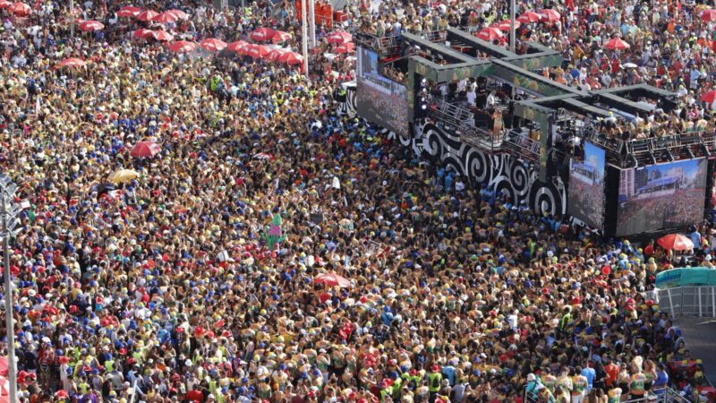 Com abadás esgotados, Camaleão arrasta multidão em primeiro dia de desfile