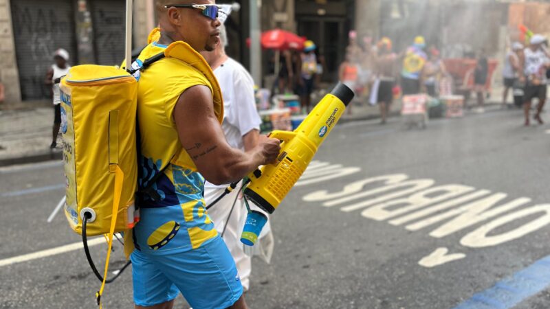 Recepção contra o calor: foliões contam com filtro solar grátis e vaporização na Primeiro de Março durante todo o Carnaval