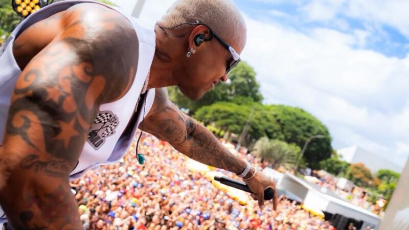 Léo Santana reúne mais de 1,1 milhão de foliões com o bloco “Vem com o Gigante” no Carnaval de Rua de São Paulo