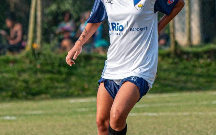 Emilly: Juventude, talento e determinação no futebol