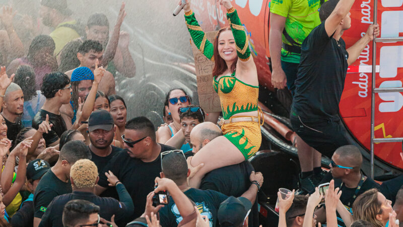 Mari Fernandez se apresenta em caminhão Pipa e se joga no público de 600 mil pessoas