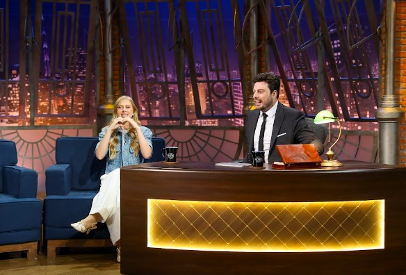 Nova CLT do SBT, Cela Lopes ensina “etiqueta da riqueza” e relembra perrengues antes da fama no The Noite