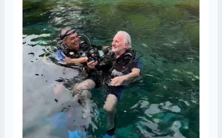 Otávio Mesquita se aventura no mergulho e encontra “sereia”