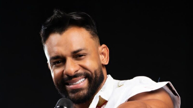 Cantor Júnior Luzz é atração musical da Feira Café Fofoca e Arte neste sábado (7 de março)