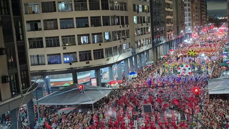 Multidão lota o Centro de Niterói para celebrar o título da Viradouro na Avenida Amaral Peixoto