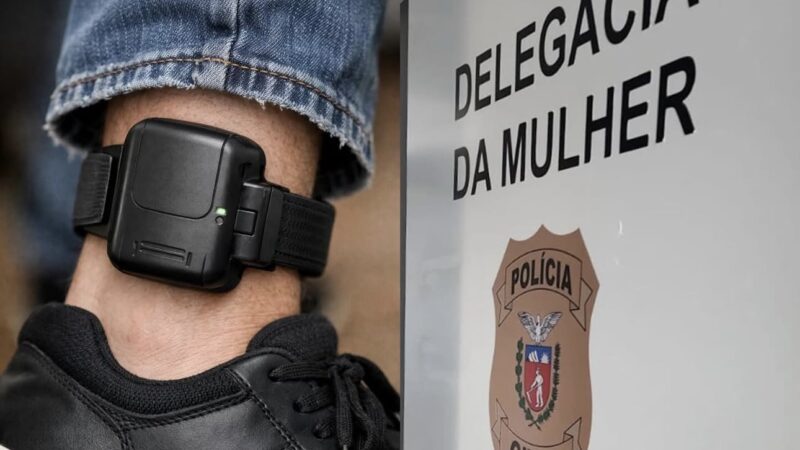 Agora é lei: agressores de mulheres poderão usar tornozeleira eletrônica no Brasil