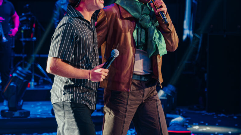 Direto de Portugal, Zé Vaqueiro se une com vocalista do grupo Napa, para gravar uma nova versão da música viral “Deslocado”