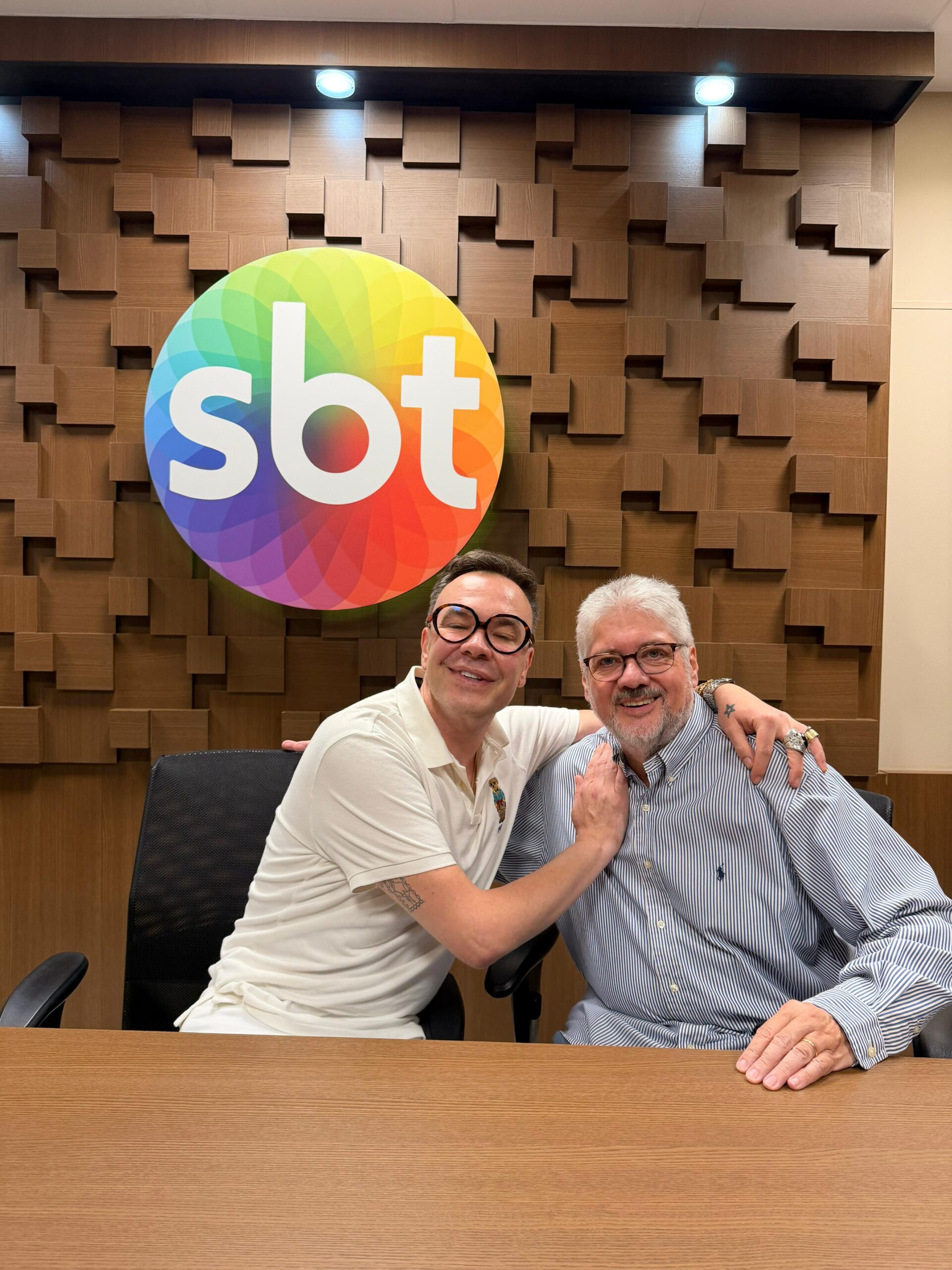 Felipeh Campos assina com o SBT Foto Divulgação SBT na mídia com a laluche