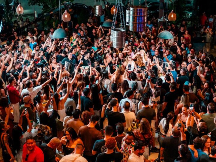 Mari Fernandez transforma a cidade onde tudo começou em palco com a nova gravação do “Mari No Barzinho”