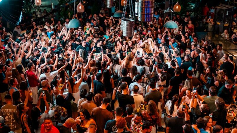 Mari Fernandez transforma a cidade onde tudo começou em palco com a nova gravação do “Mari No Barzinho”