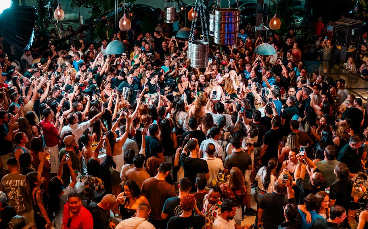 Foto de show de Mari Fernandez com na mídia com a laluche