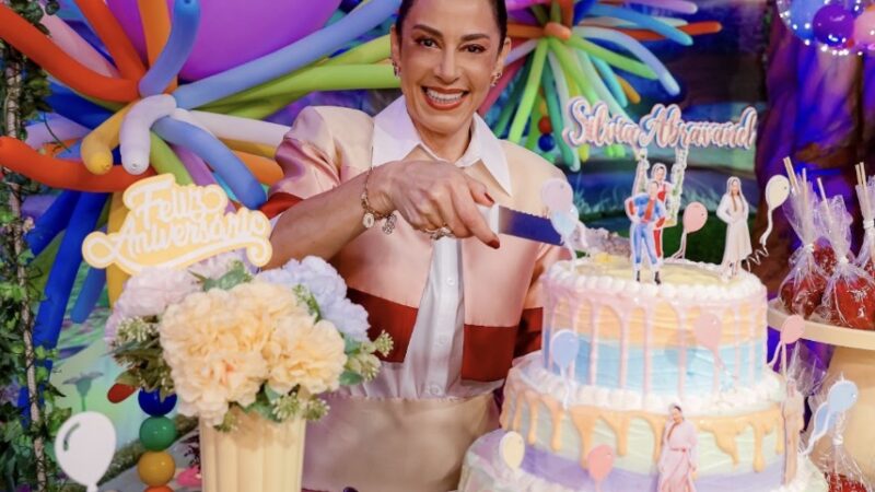 Silvia Abravanel comemora aniversário no palco do “Sábado Animado”