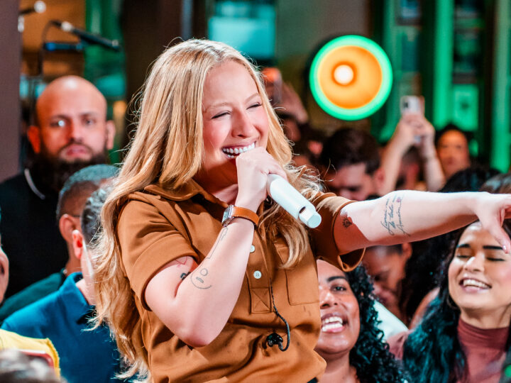 Mari Fernandez transforma a cidade onde tudo começou em palco com a nova gravação do “Mari No Barzinho”
