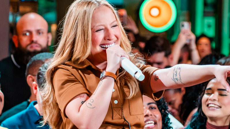 Mari Fernandez transforma a cidade onde tudo começou em palco com a nova gravação do “Mari No Barzinho”