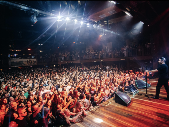 Noite histórica: Léo Magalhães, ícone do sertanejo, emociona multidão e lota o Villa Country em espetáculo inesquecível!