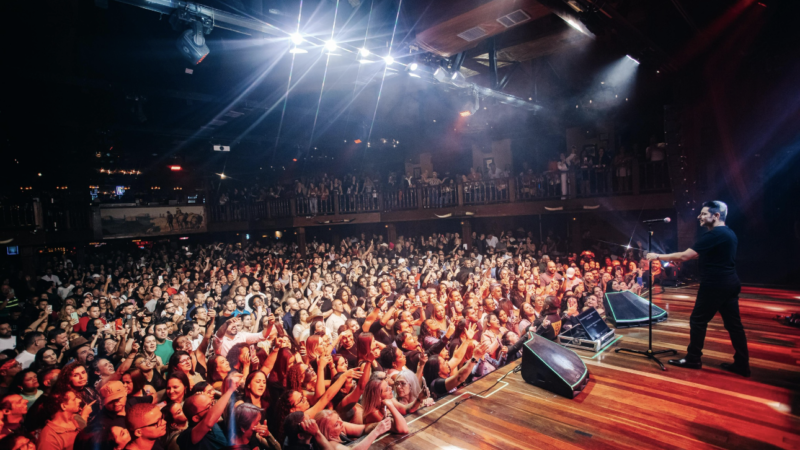 Noite histórica: Léo Magalhães, ícone do sertanejo, emociona multidão e lota o Villa Country em espetáculo inesquecível!