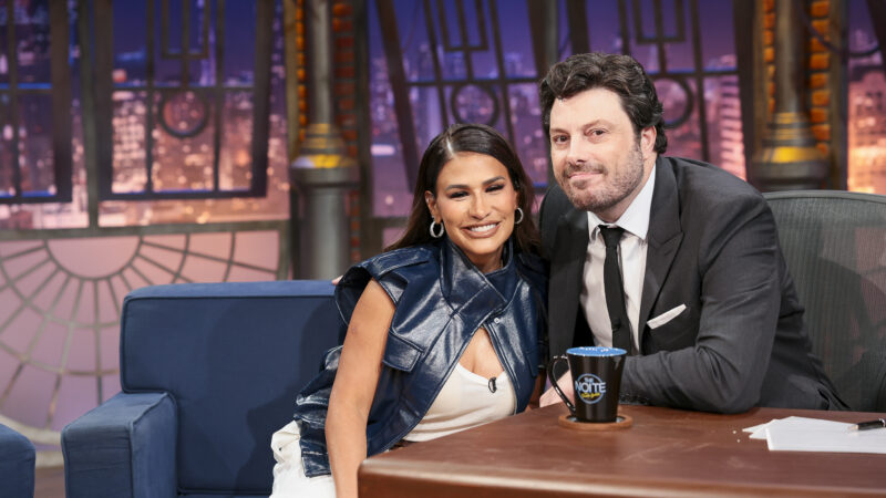 Simone Mendes relembra infância humilde e revela bastidores do novo DVD no “The Noite”