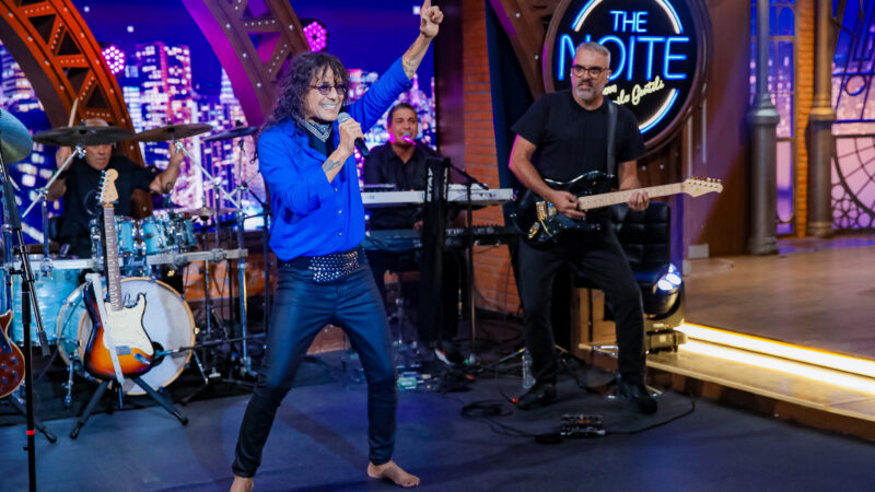 Luiz Caldas relembra criação de “Tieta”, explosão de “Haja Amor” e origem do axé no “The Noite” desta quinta (7)