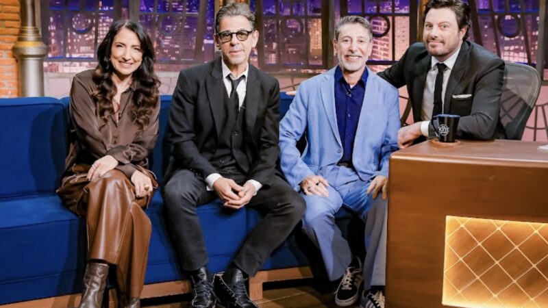 Cássio Scapin, Flávia Garrafa e Taumaturgo Ferreira celebram sucesso da peça “Caixa 2” no “The Noite”