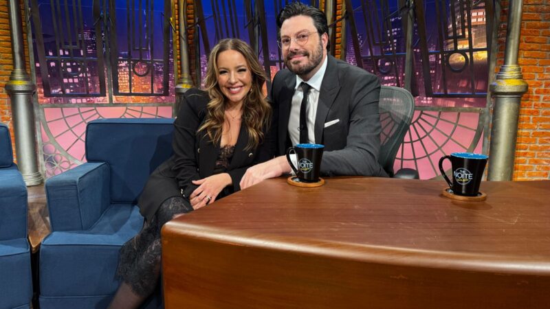 Renata Dominguez relembra sucesso internacional, carreira na TV e maternidade no “The Noite” desta quarta-feira (27)