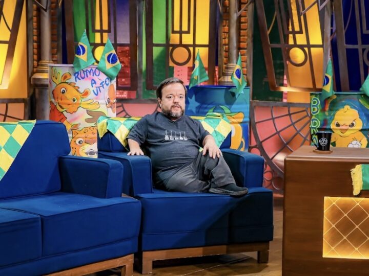 Claudinho Castro, o “Ahnão”, relembra trajetória na comédia e revive o fenômeno da “Dança do Quadrado” no The Noite desta quarta-feira (15)