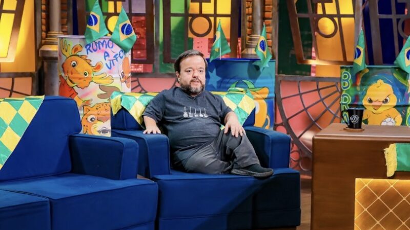 Claudinho Castro, o “Ahnão”, relembra trajetória na comédia e revive o fenômeno da “Dança do Quadrado” no The Noite desta quarta-feira (15)